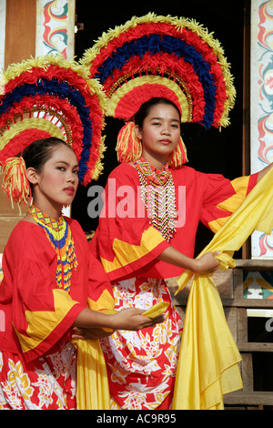 Des danseurs traditionnels du sud des Philippines Banque D'Images