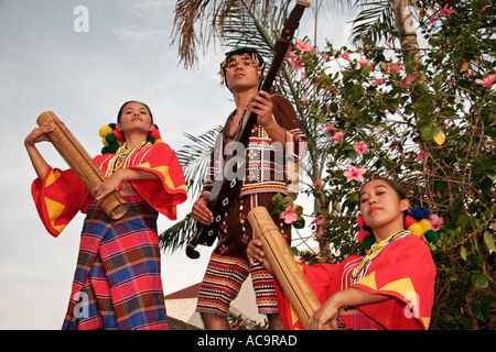 Des danseurs traditionnels du sud des Philippines Banque D'Images