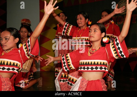 Des danseurs traditionnels du sud des Philippines à Manille Intramuros en spectacle Banque D'Images