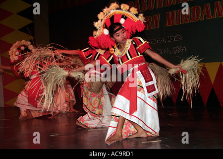 Des danseurs traditionnels du sud des Philippines à Manille Intramuros en spectacle Banque D'Images