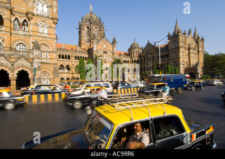 Le Victoria Terminus avec l'heure de pointe voyageant passé en particulier les taxis jaunes et noirs traditionnels de Mumbai. Banque D'Images