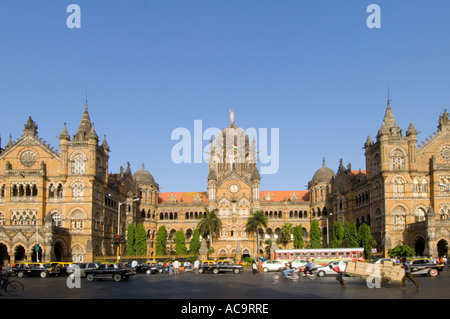 Le Victoria Terminus avec l'heure de pointe voyageant passé en particulier les taxis jaunes et noirs traditionnels de Mumbai. Banque D'Images