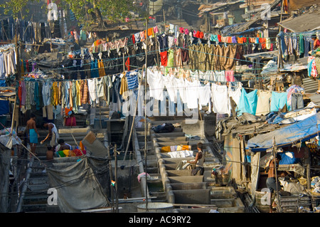 Une vue de la Mahalaxmi dhobi ghats où les gens travaillent extrêmement fort pour laver le linge à la main à l'air libre de creux. Banque D'Images