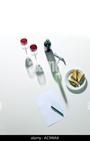 Bouteille de vin et des verres avec sandwich sur le tableau blanc Banque D'Images