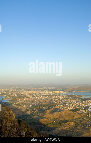 View grand angle d'Udaipur avec Fateh Sagar Lake Pichola Lake gauche et droit de la Mousson Palace Road. Banque D'Images