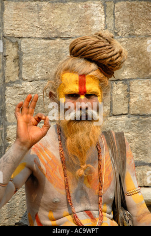 Saint homme sadhu bénit Népal Katmandou Pashupatinath peintes de couleurs vives Banque D'Images