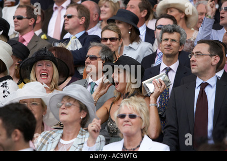 Les filles s'amusant à Royal Ascot gagnants sauvegarde Banque D'Images