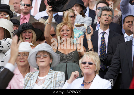 Les filles s'amusant à Royal Ascot gagnants sauvegarde Banque D'Images