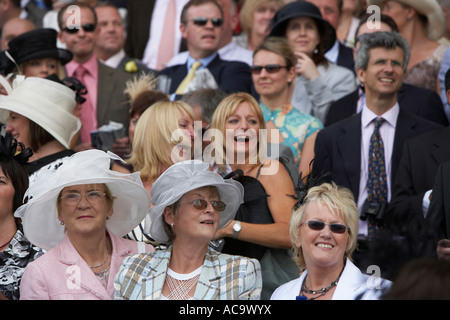 Les filles s'amusant à Royal Ascot gagnants sauvegarde Banque D'Images