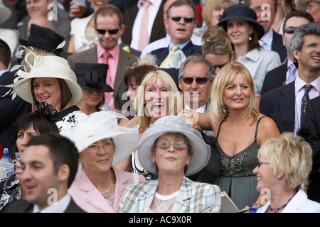 Les filles s'amusant à Royal Ascot gagnants sauvegarde Banque D'Images