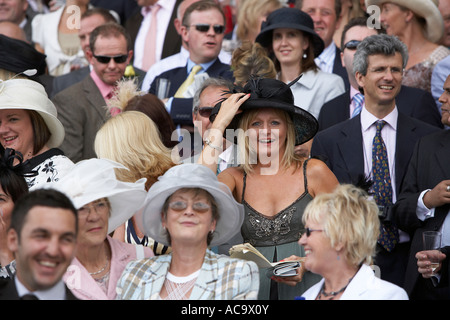 Les filles s'amusant à Royal Ascot gagnants sauvegarde Banque D'Images