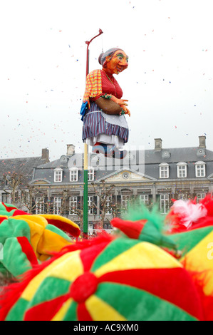 Foule carnaval traditionnel Mooswief regarder sur un pôle à Vrijthof Maastricht Pays-Bas Banque D'Images