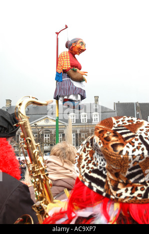 Foule carnaval traditionnel Mooswief regarder sur un pôle à Vrijthof Maastricht Pays-Bas Banque D'Images