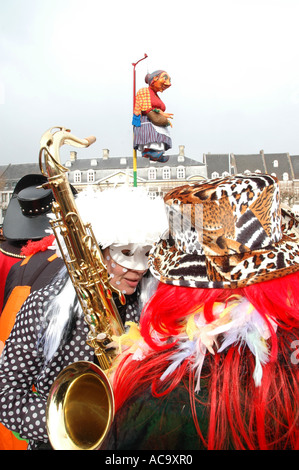 Foule carnaval traditionnel Mooswief regarder sur un pôle à Vrijthof Maastricht Pays-Bas Banque D'Images