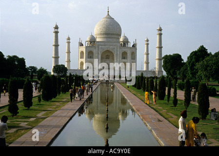 Les touristes visitant le Taj Mahal, Agra, Inde, en début de soirée Banque D'Images