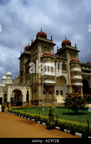 Maharaja Palace aussi connu comme Amba Vilas Palace à Mysore, Kamataka, Inde Banque D'Images