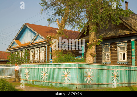 Russe typique maison en bois avec jardin clôture, village Lomovka, Russie Banque D'Images