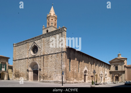Façade de cathédrale du 13ème siècle. Atri, Abruzzes, Italie Banque D'Images