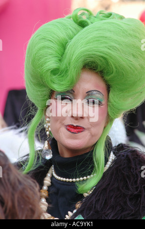 Dame avec perruque verte au défilé de carnaval Maastricht Pays-Bas Banque D'Images