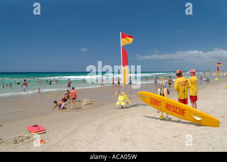 Baignade surveillée, plage de Surfers Paradise, Queensland, Australie Banque D'Images