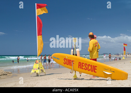 Baignade surveillée, plage de Surfers Paradise, Queensland, Australie Banque D'Images