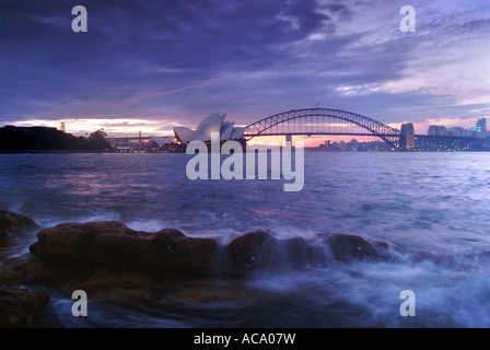 L'opéra et Harbour Bridge at Dusk, Sydney, New South Wales, Australia Banque D'Images