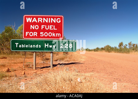 Panneau d'avertissement dans l'outback, Tablelands Autoroute, Territoire du Nord, Australie Banque D'Images