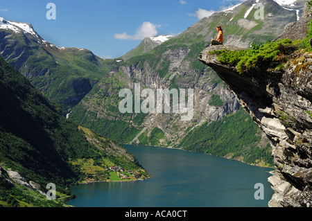 Femme assise sur un rebord, fjord de Geiranger, Hellesylt, More og Romsdal (Norvège) Banque D'Images