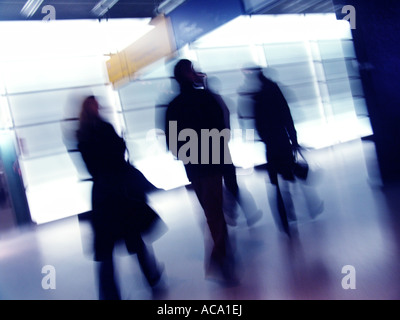 Les gens de nuit à la station de métro de la place de Potsdam, Berlin, Allemagne Banque D'Images