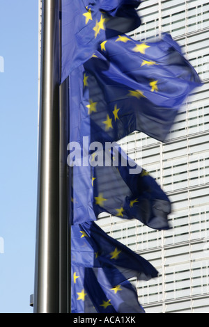 Drapeaux Européens à la construction de l'commission, Bruxelles, Belgique Banque D'Images