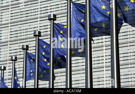 Drapeaux Européens à la construction de l'commission, Bruxelles, Belgique Banque D'Images