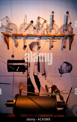 Check-up historique photo, Roentgen cabinet de 1905, exposition au Musée Allemand Roentgen, Remscheid-Lennep, Allemagne Banque D'Images