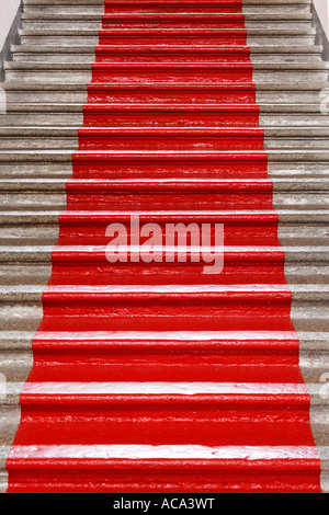 Escalier avec tapis rouge peint Banque D'Images