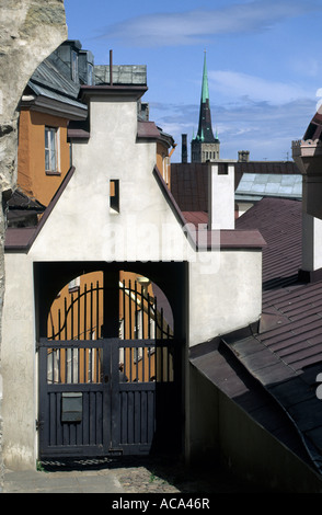 Lane dans la vieille partie de la ville, église saint Olaf, Tallinn, Estonie Banque D'Images