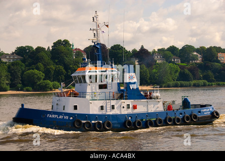 Tugboat sur Elbe, près de Hambourg, Allemagne Banque D'Images