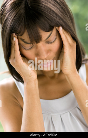 Femme ethnique avec maux de tête Banque D'Images