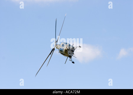 Hélicoptère Agusta 109 appartenant à la Force Aérienne Belge d'effectuer diverses manouvers Banque D'Images