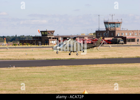 Hélicoptère Agusta 109 appartenant à la Force Aérienne Belge d'effectuer diverses manouvers Banque D'Images