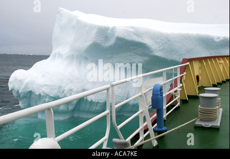 Laissez-passer de brise-glace Antarctic iceberg énorme de près Banque D'Images