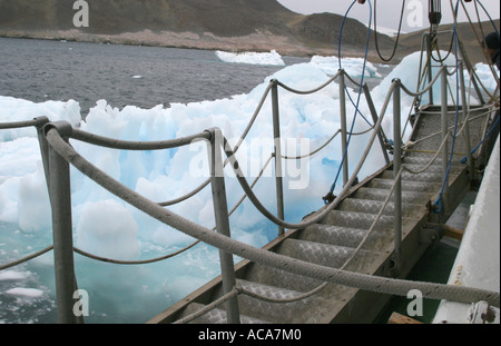 Laissez-passer de brise-glace Antarctic iceberg énorme de près Banque D'Images