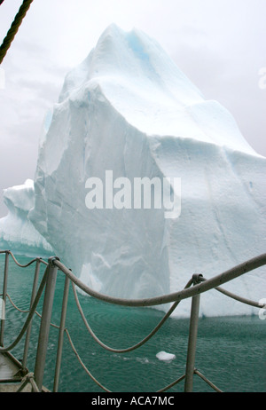 Laissez-passer de brise-glace Antarctic iceberg énorme de près Banque D'Images