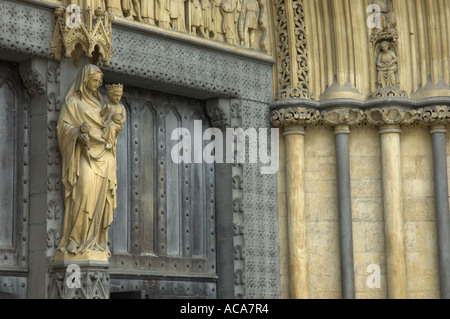 Close up de détails architecturaux à l'entrée Nord de l'abbaye de Westminster, Londres, Angleterre Banque D'Images