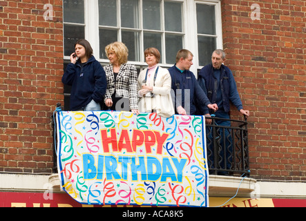 Les gens sur balcon lors des célébrations du 80e anniversaire de la Reine Windsor Berkshire UK Banque D'Images