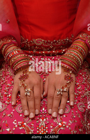 Femme Sikh pendant le mariage cérémonie dans un temple ou gurdwara Hounslow Middlesex UK Banque D'Images