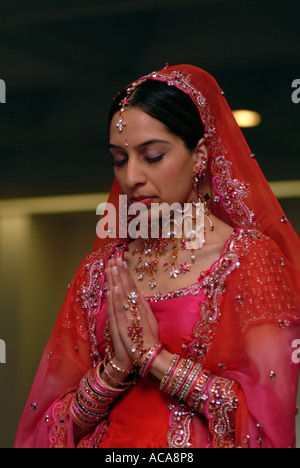 Femme Sikh pendant le mariage cérémonie dans un temple ou gurdwara Hounslow Middlesex UK Banque D'Images