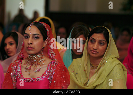 Femme Sikh pendant le mariage cérémonie dans un temple ou gurdwara Hounslow Middlesex UK Banque D'Images