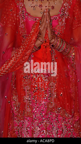 Femme Sikh pendant le mariage cérémonie dans un temple ou gurdwara Hounslow Middlesex UK Banque D'Images