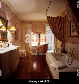 Salle de bains de luxe avec baignoire sur surround canopy Banque D'Images