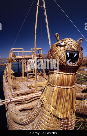 Bateau - Îles flottantes des Uros, Lac Titicaca, Puno, PÉROU Banque D'Images