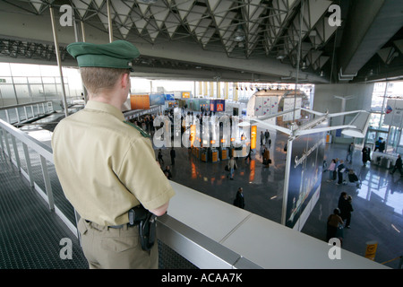 Agent de police allemande dans le terminal de départ de l'aéroport, Francfort, Hesse, Allemagne Banque D'Images